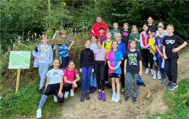 Die Sportklasse 5d der Boeselager-Realschule Ahrweiler mit ihren Sportlehrern Filoretta Muharemi und Tobias Caspers im Waldkletterpark Bad Neuenahr.  Foto: Ralf Breuer