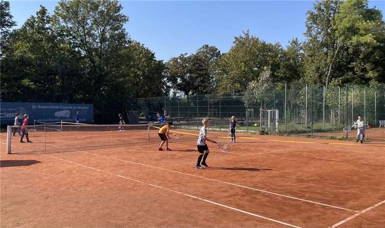 Die Sportklasse 5s hat deutlich mehr Sportstunden als andere Klassen, wobei auch Schwimmen regelmäßig auf dem Stundenplan steht. Dadurch werden außergewöhnliche Sporteinheiten wie Tennis im Schulsport möglich. Foto: privat