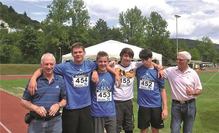 Die Sportlehrer Franz-Josef Baulig und Peter Reif freuen sich mit ihren Schülern Alexander Fischer, Pascal Fahrländer, Stephan Weber und Janosch Weiß über die erzielten Leistungen (v.l.).privat