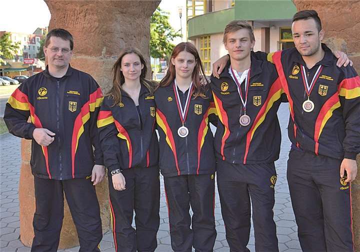 Die Sportler aus Puderbach mit Deutschland-Coach Uli Neumann (li.). privat