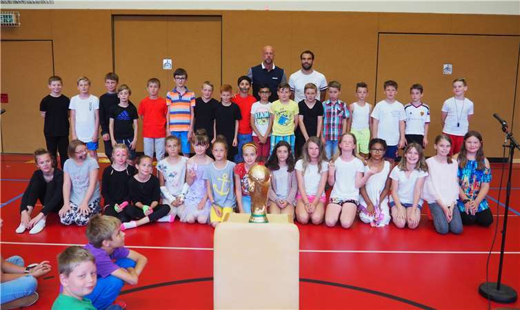 Die Sportler der Grundschule Mendig mit dem beim Menschen-Kicker-Turnier von einem Teil des Kollegiums gewonnenen „WM-Pokal“.  privat