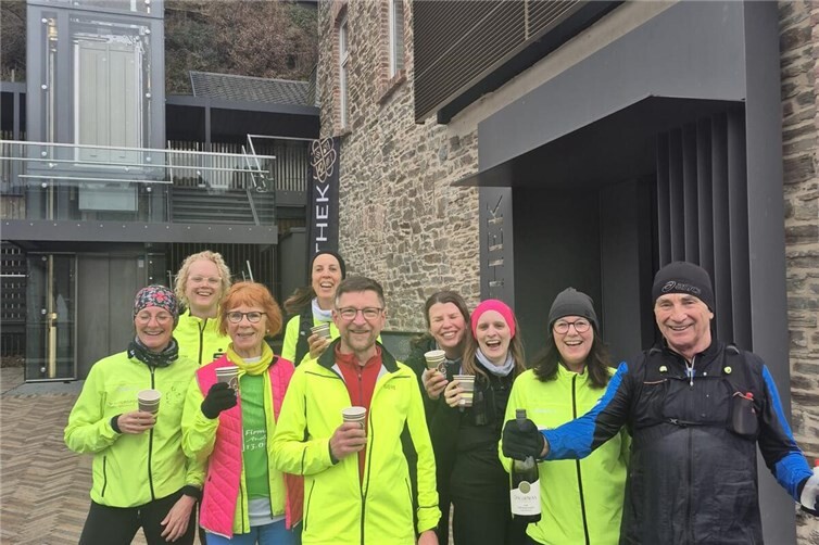 Die Sportler der LG Laacher See wurden für ihre sportliche Leistung mit einer Weinprobe in Dernau belohnt.