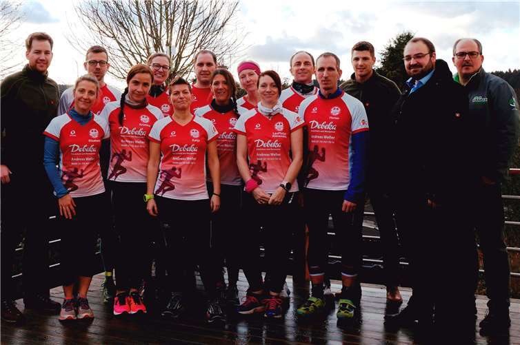 Die Sportler des Lauftreffs des TuS Dierdorf 1893 e.V. starten durch die Unterstützung dreier Sponsoren mit neuen Trikots in die Laufsaison 2019.Foto: privat