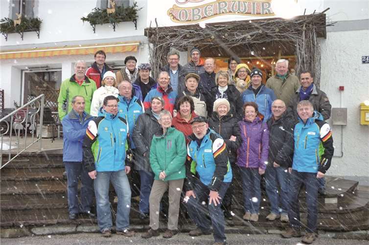 Die Sportler des TV 06 Bad Neuenahr vor ihrer Unterkunft in Gerlos/ Zillertal. privat