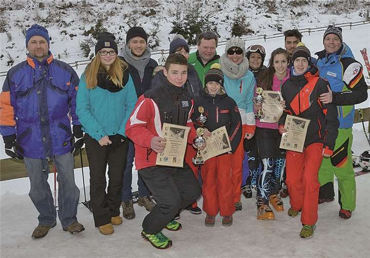 Die Sportler des TV 06 mit ihren Trophäen und Fanclub. Wolfgang Lingen