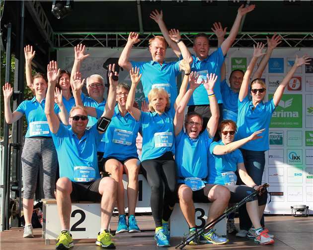 Die Sportler des Turnvereins Sinzig 08 vom Team „Strengel“ auf der großen Bühne des Firmenlaufes.privat