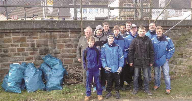 Die Sportler des VfL Brohl säuberten den Platz am Rhein.Privat