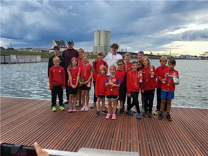 Die Sportler des WSV Koblenz Metternich auf der Regatta in Karlsruhe.  Foto: Andrea Kaske