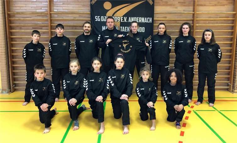 Die Sportler freuen sich über die neuen Anzüge samt Aufdruck. Foto: privat