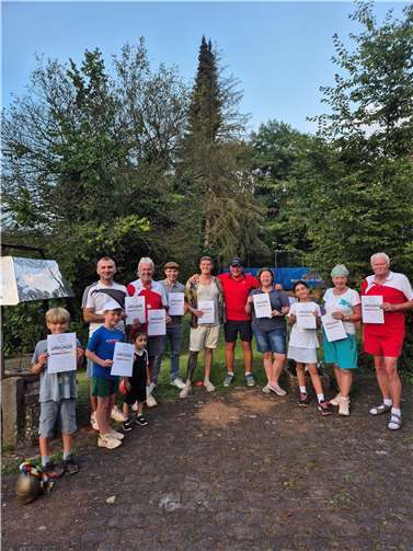 Die Sportler ließen es sich nicht nehmen, ihre Fähigkeiten im Tennis zu testen.  Foto: TC Linz