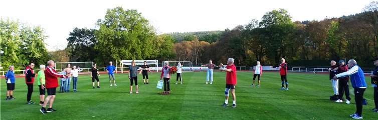 Die Sportler umarmen symbolisch Anita Müller. Foto: privat