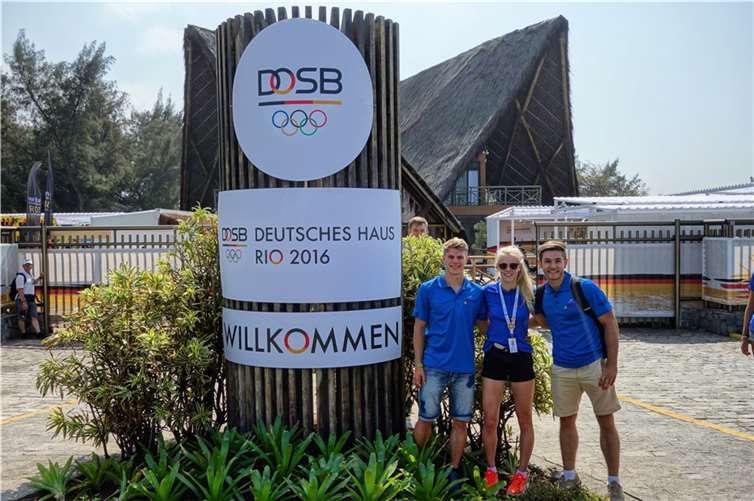 Die Sportler vor dem deutschen Haus im olympischen Dorf.