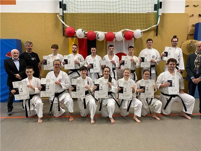 Die Sportler/innen des Karate-Club Puderbach nach erfolgreicher Prüfung zum 1. DAN.Foto: privat