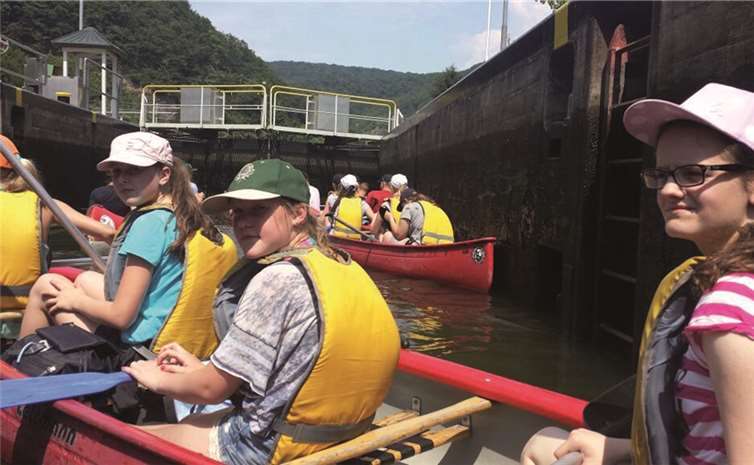 Die Sportlerinnen des TV Kärlich erleben einen abwechslungsreichen Tag auf der Lahn.  privat