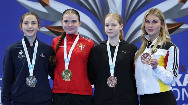 Die Sportlerinnen freuen sich über ihre Medallien