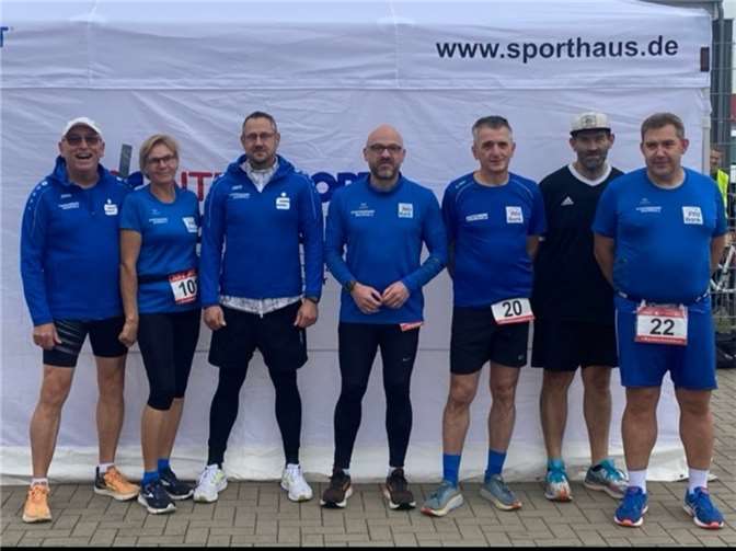 Die Sportlerinnen udn Sportler der LG Laacher See beim 11. Gewerbeparklauf in Mülheim-Kärlich.  Foto: privat