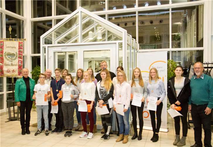 Die Sportlerinnen und Sportler aus den Bereichen Kunstturnen, Leichtathletik und Friesenkampf. Besonders hervorzuheben ist die Deutsche Meisterschaft von Celine Mücke und Sabrina Manthei.privat