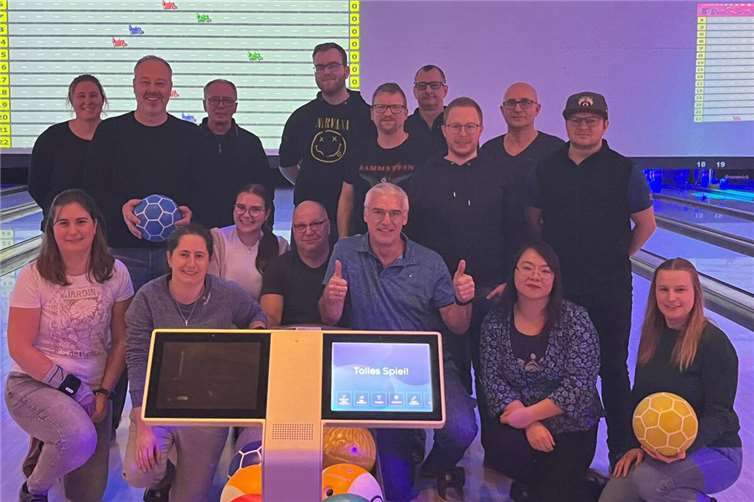 Die Sportlerinnen und Sportler der Badmintabteilung nutzten die Trainingsfreie Woche für einen unterhaltsamen Ausflug auf die Bowlingbahn.Fotos: privat
