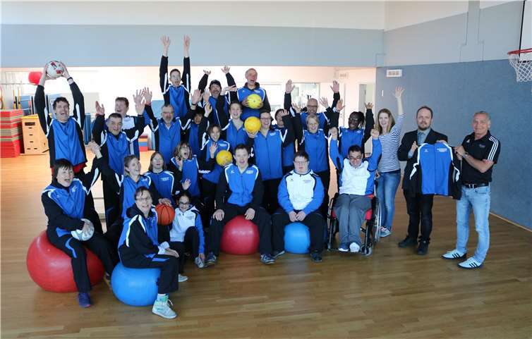 Die Sportlerinnen und Sportler freuten sich über ihre neuen, schönen Trainingsanzüge. Foto: privat