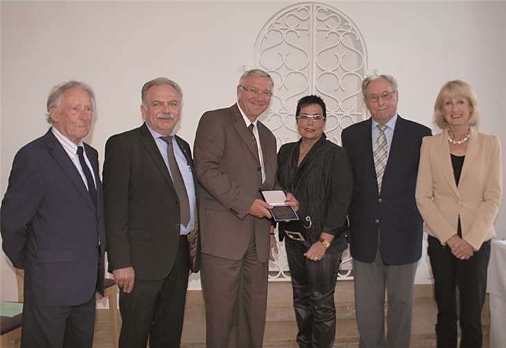Die Sportplakette der Stadt Koblenz ging in diesem Jahr an Karl-Heinz Hammer (Ehrenvorsitzender Turngau Rhein-Mosel), Dieter Stiehl (Vorsitzender Turngau Rhein-Mosel), Marion Pangsy (ASV „Eiche“ Metternich), Georg Dötsch (FV Rheingold Rübenach) (v.l.). Oberbürgermeister Joachim Hofmann-Göttig und Marie Theres Hammes Rosenstein freuten sich mit den Ehrenträgern. US