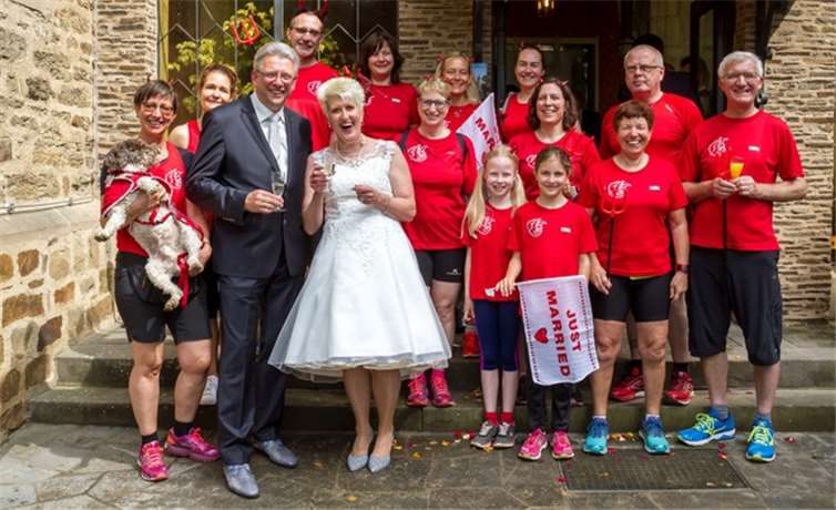 Die „Sportteufelchen“ freuten sich mit dem frisch gebachenen Ehepaar.  privat