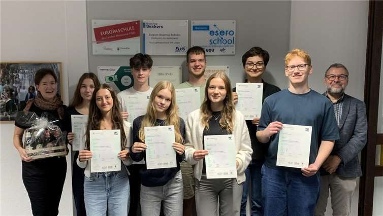 Die Sprachprüfung haben absolviert: Maya Donges (C1), Levin Lukas (C2), Kiana Reck (C1), Florian Schäfer (C1), Paula Schäfer (C2), Mathilda Schauerte (C1), Wim Schnütgen (C1) und Tim Valentin (C1).  Foto: privat