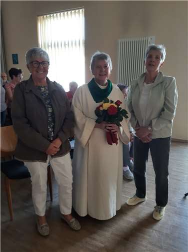 Die Sprecherinnen Marita Schneichel (Kruft) und Dorothea Kusenbach (Kretz) bedankten sich herzlich bei ihr für die jahrelange geistliche Begleitung.
