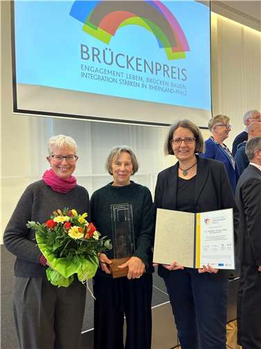 Die Sprecherinnen des Weltladens Walburga Greiner (Mitte), Silke Olesen (rechts) gemeinsam mit Kerstin Laubmann (links) bei der Verleihung des Brückenpreises.  Foto: Weltladen Remagen-Sinzig