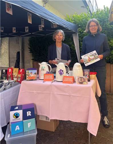 Die Sprecherinnen des Weltladens Walburga Greiner (l.) und Silke Olesen bei der Kaffee Verkostung. Foto: privat