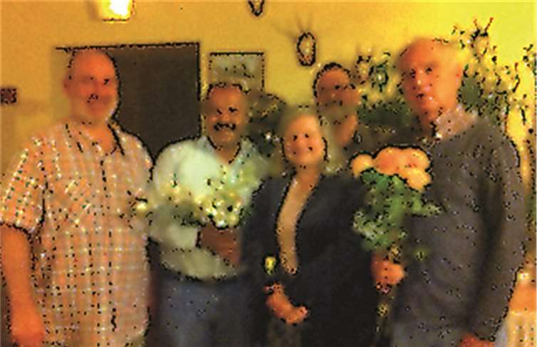 Die Sprecherratsmitglieder Veronika Aubel (M.), Herbert Franz (4.v.l.) und Hubert Wölwer (l.) gratulieren den gewählten Ratsvertretern der Linken im Maifeld, Aziz Aldemir (2 v.l.), und in Andernach, Jürgen Schartmann (5. v.l.).privat