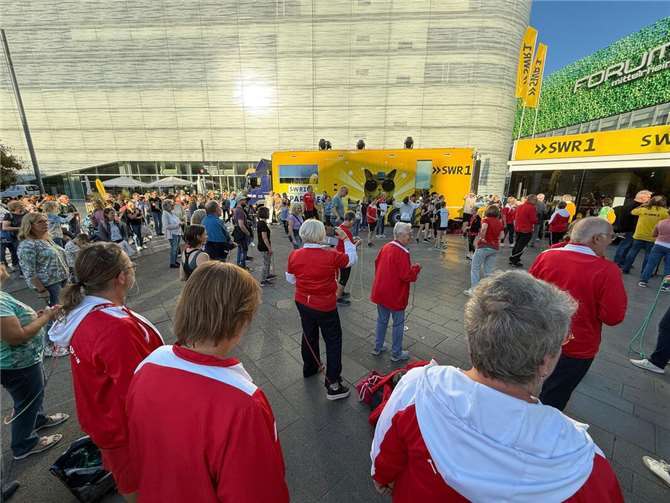Die TGO bei der SWR1 Hitparade in Koblenz Die Springer wie auch die zahlreichen Passanten hatten jede Menge Spaß.