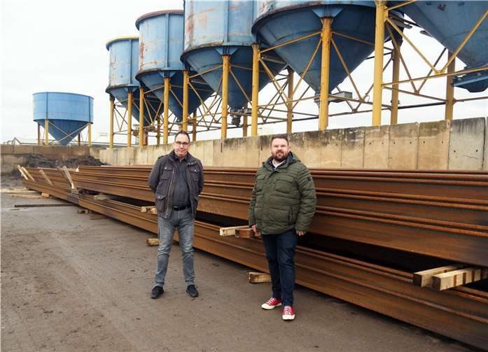 Die Spundbohlen für den Ausbau der Kaimauer sind geliefert worden. Der Geschäftsführer der Rheinhafen Bendorf GmbH Michael Stiren und Bürgermeister Christoph Mohr freuen sich, dass die Baumaßnahme im Februar 2022 beginnt.Fotos: Stadt Bendorf