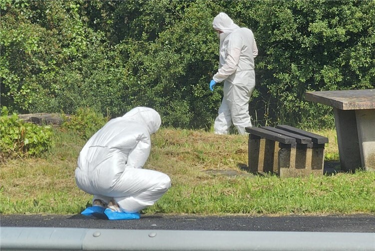 Die Spurensicherung ist ebenfalls am Fundort des Autos und der Leiche im Einsatz.