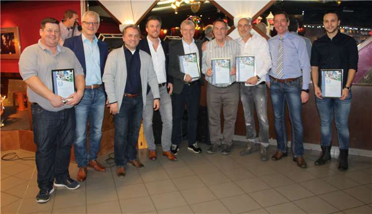 Die Spvgg Cochem ehrt verdiente aktive Spieler und langjährige Mitglieder. Karl-Heinz „Charly“ Doerschel überreicht hierzu die Urkunden. privat