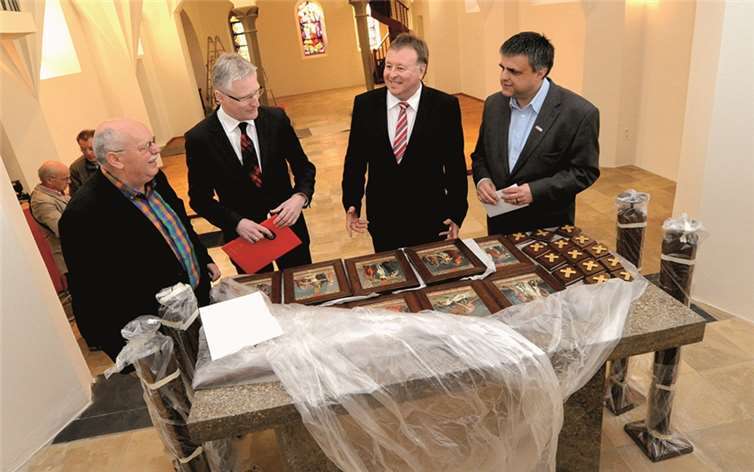 Die St. Anna Kapelle erstrahlt in neuem Glanz. Zu einer Spendenübergabe trafen sich Georg Schikowski, Pastor Peter Dörrenbächer, Dieter Zimmermann und Dr. Jürgen Pföhler. FIX