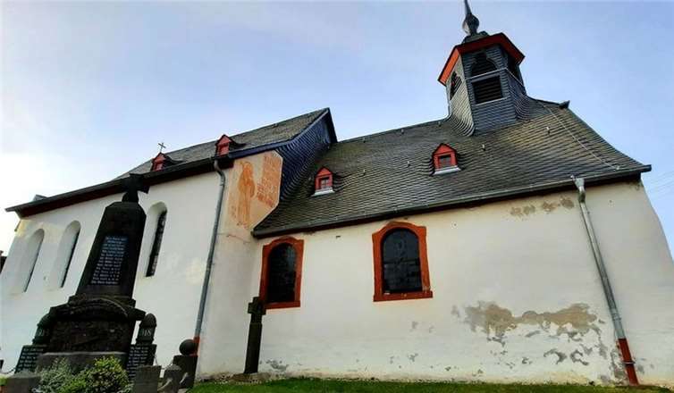 Die St. Benedikt-Kirche, man kann gut die Wasserflecken erkennen. Foto: privat