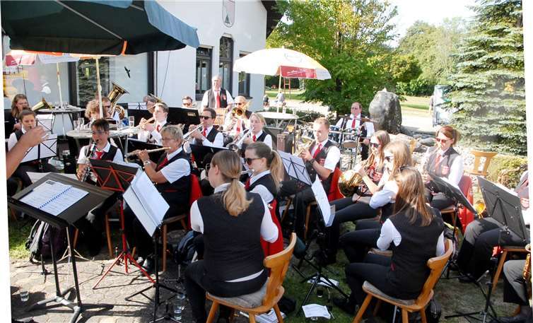 Die St. Georgsbläser Haiderbach gestalteten mit ihrem Platzkonzert den Sonntagnachmittag.