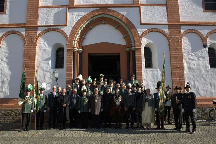 Die St. Hubertus Schützen Gesellschaft Sinzig v. 1836 e.V., die ihre erste Gründung als St. Hubertus Bruderschaft im Jahre 1712 durch Johann Bertram Bachoven von Echt erfahren hatte, feierte ihre Wiedergründung am Patronatstag 1949. Foto: St. Hubertus Schützen Gesellschaft Sinzig