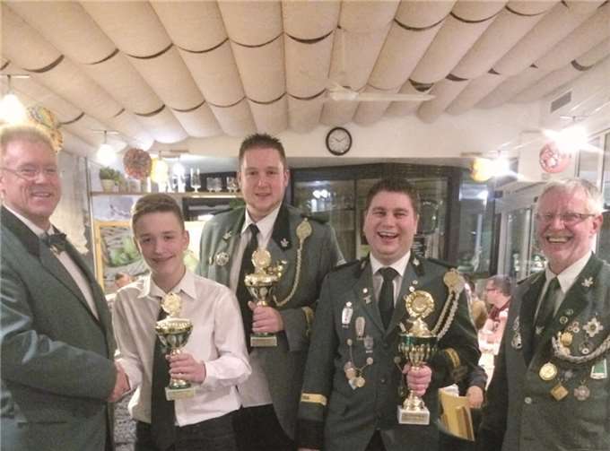 Die St. Hubertus Schützenbruderschaft Oberzissen ehrte anlässlich des Hubertusabends die Sieger (v.li.): Brudermeister Eugen Schmitt, Jungschützenpokalsieger und zugleich Jungschützenvereinsmeister Nils Grünewald, Vereinsmeister Sven Schmitt, Wanderpokalsieger Bastian Maas und stellvertretender Brudermeister Werner Roth. privat