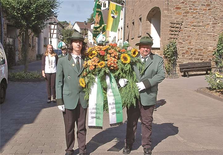 Die St. Hubertus-Schützengesellschaft gedachte der Toten mit einer Kranzniederlegung.
