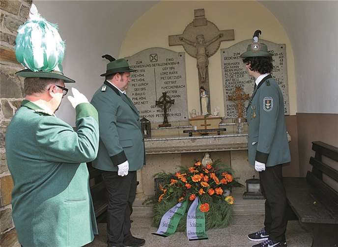 Die St. Hubertus-Schützengesellschaft legte im Gedenken an die Toten der beiden Weltkriege einen Kranz nieder.