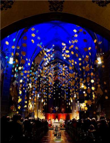 Die St. Laurentius-Kirche zieren viele goldene Sterne. Foto: -KG