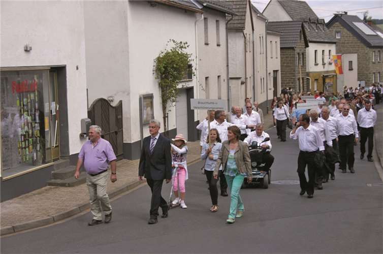 Die St. Potentinus-Kirmes wurde mit dem traditionellen Festumzug der Ortsvereine eröffnet.