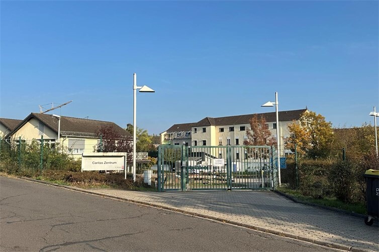 Die St. Raphael Caritas Alten- und Behindertenhilfe GmbH beabsichtigt auf den Flächen des Caritas Zentrums unter anderem einen Neubau von Wohnanlagen für behinderte Menschen sowie ein Altenheim für Seniorinnen und Senioren der Region zu errichten. 