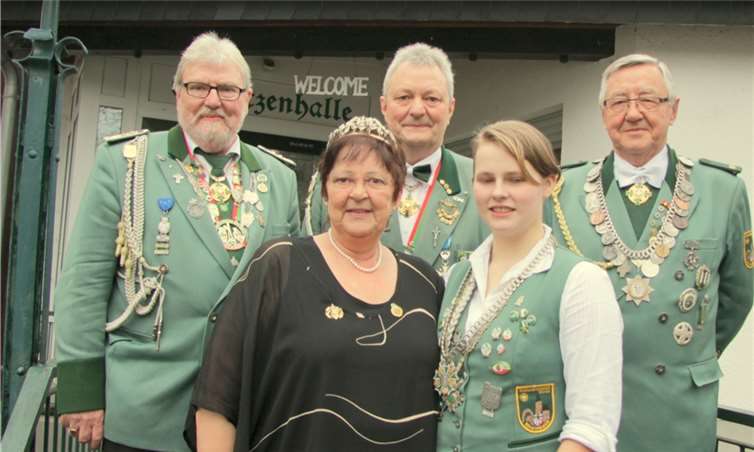 Die St. Seb. St. Hub. Schützenbruderschaft Rheinbach beging am 24. Januar ihr Patronatsfest. Hintere Reihe v.li.: Schützenkönig Hubert Clemens, Brudermeister Walter Honerbach und Sebastianus-Schütze Günter Rösner. In der vorderen Reihe v.li. stehen Roswitha Clemens und Sebastianus-Jungschützin Laura Fischer.