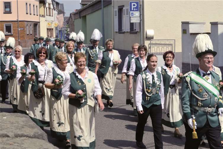 Die St Sebastianus Schützenbruderschaft 1872 Mülheim, die den Abschluss des Umzugs bildete, war Gastgeber des Bezirksbundesschießens.  HEP