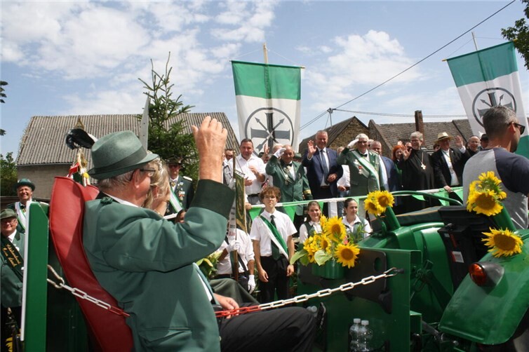 Die St. Sebastianus-Schützenbruderschaft Dünfus war in diesem Jahr Gastgeber des 98. Bezirksbundesfestes, das unter anderem mit einem großen Festumzug gefeiert wurde.