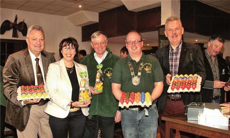 Die St. Sebastianus und St. Hubertus Schützenbruderschaft Rheinbach hatte zum traditionellen Ostereierschießen in die Schützenhalle eingeladen (v.li.): Brudermeister Walter Honerbach, die stellvertretende Landrätin Silke Josten-Schneider, Schatzmeister Karl Steiger, Schützenkönig Michael Berndt und BM Stefan Raetz. 1.200 bunte Ostereier wechselten am Palmsonntag den Besitzer. STEIN