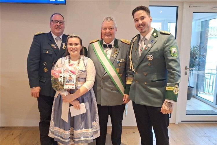 Die St. Sebastianus/St. Hubertus Schützenbruderschaft feierte an vergangen Wochenende ihr Hubertusfest (v.l.): Diözesanjungschützenmeister Daniel Ball, Diözesanschülerprinzessin Isabelle Enders, Diözesanbundes- und Brudermeister Walter Honerbach, stellv. Diözesanjungschützenmeister Pascal Krämer. Fotos: A. Eich