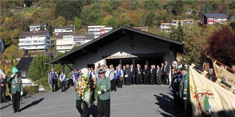 Die St.-Viktor-Schützen legten am Ehrenmal ein Kranz zum Gedenken an die Gefallenen der beiden Weltkriege nieder.